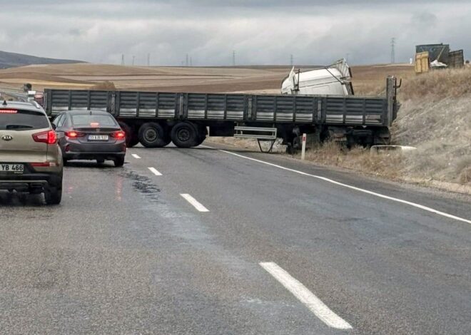 Yoldan çıkan TIR trafiği kapattı